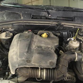 Подкапотное пространство с декоративной крышкой Подкапотное пространство с декоративной крышкой