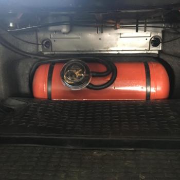 Цилиндрический баллон объемом 50 литров в багажнике