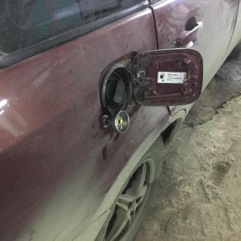 Заправочное устройство установлено под крышку лючка бензобака