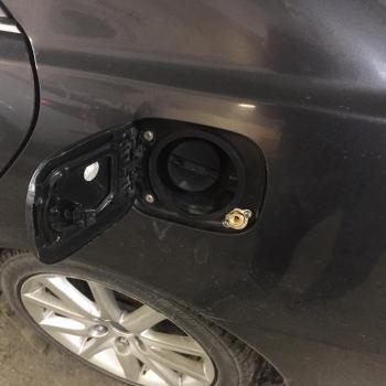 Заправочное устройство установлено под крышку лючка бензобака