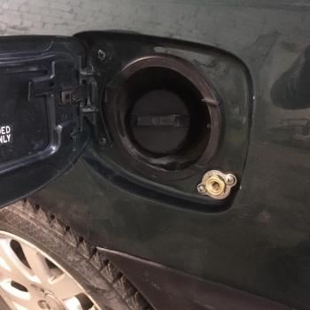 Заправочное устройство установлено под крышку лючка бензобака