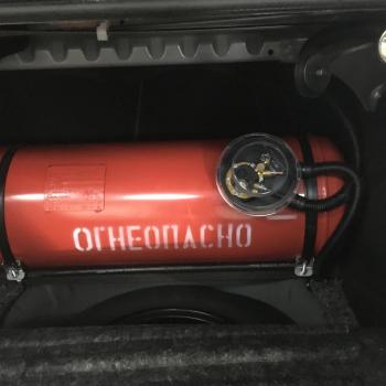 Цилиндрический баллон объемом 60 литров и заправочное устройство