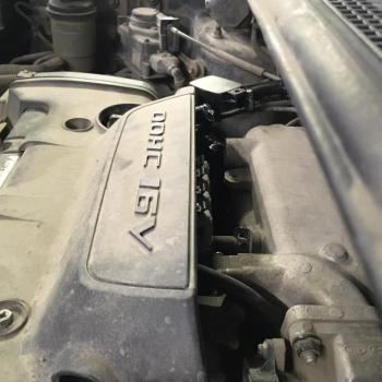 Форсунки под декоративной крышкой двигателя Форсунки под декоративной крышкой двигателя