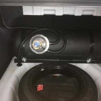 Цилиндрический баллон объемом 60 литров и заправочное устройство 