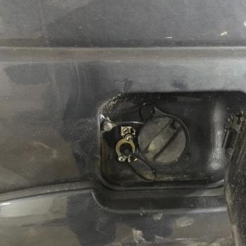 Заправочное устройство установлено под крышку лючка бензобака